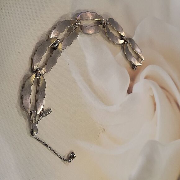 MONET goldtone bracelet 7.1/4" - Picture 6 of 6